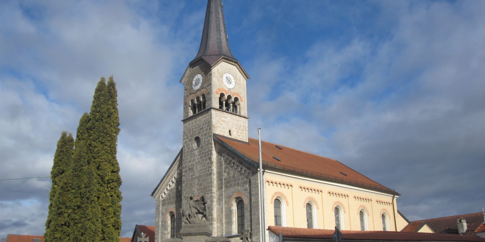 St. Maximilian bestes Bild mit  Kriegerdenkmal &copy;Susanne Pfliegl