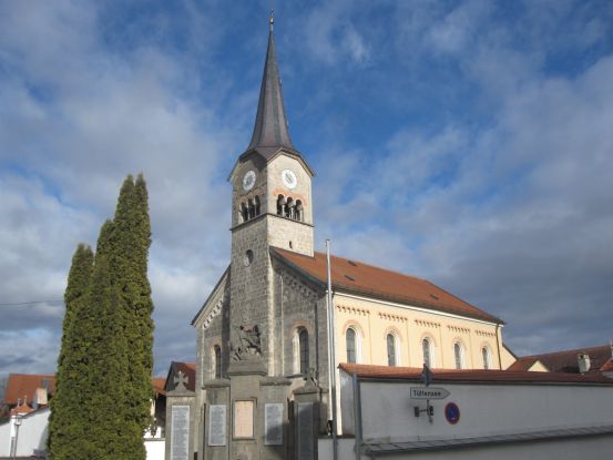 St. Maximilian bestes Bild mit  Kriegerdenkmal Susanne Pfliegl, © Tourist-Information Susanne Pfliegl